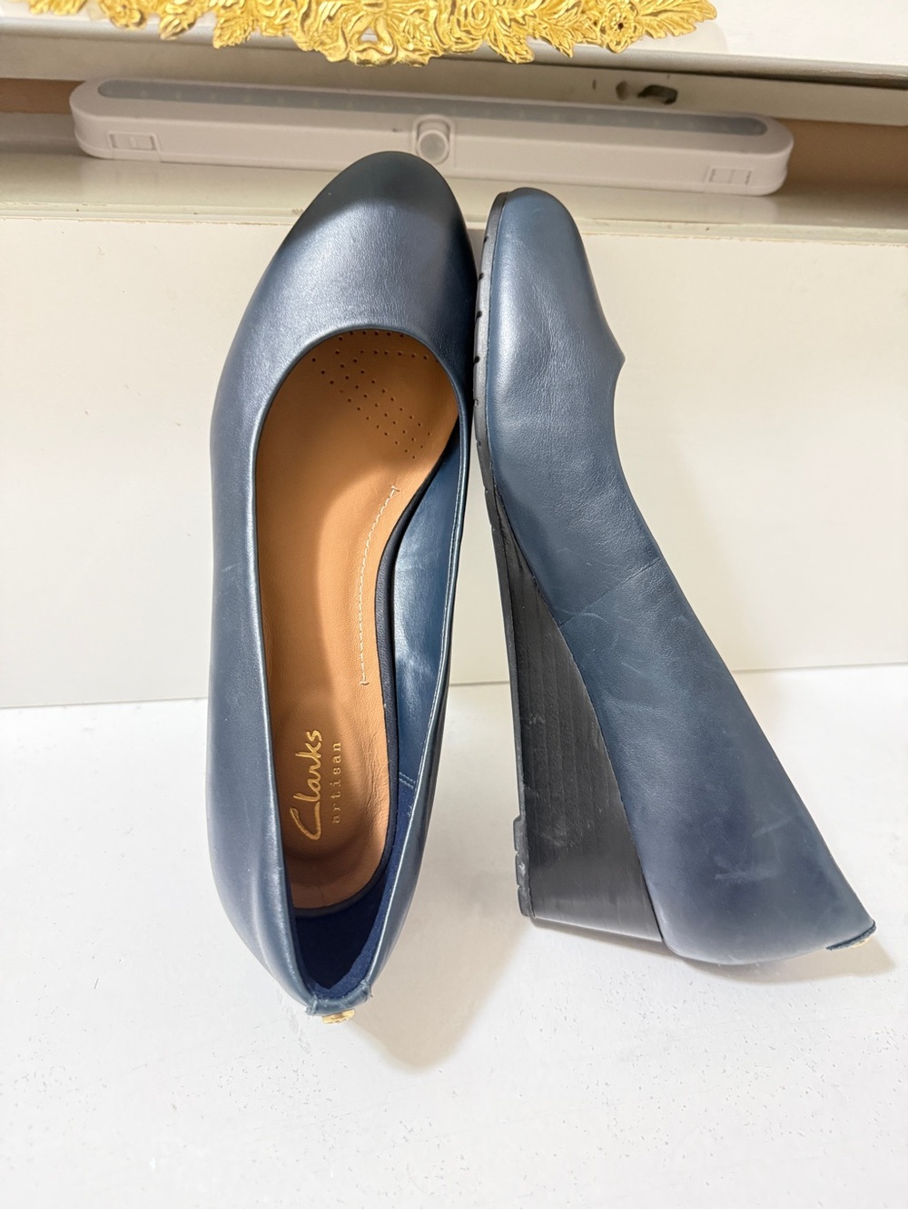 Leather pumps, Clarks Artisan Women's Navy Wedge Pumps new never worn - Picture 12 of 14